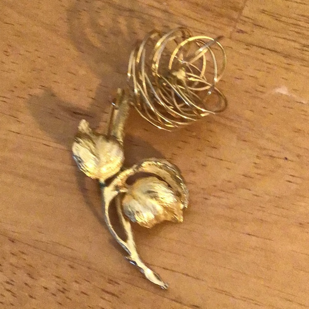 Vintage gold tone flower pin